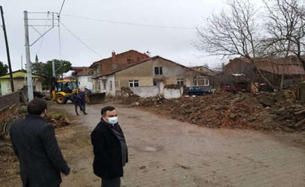 Kaymakam Simav'daki evleri yıkıyor