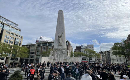 Beşiktaş taraftarı, Ajax maçı öncesinde Dam Meydanı'nda toplandı